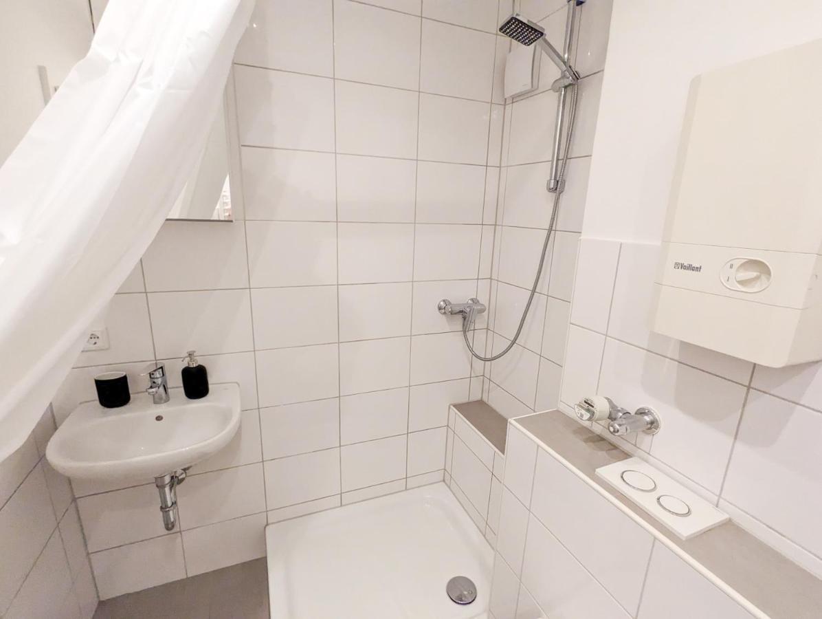 Apartment Mit Kueche, Arbeitsplatz Und Xxl Sofa Neuss Buitenkant foto