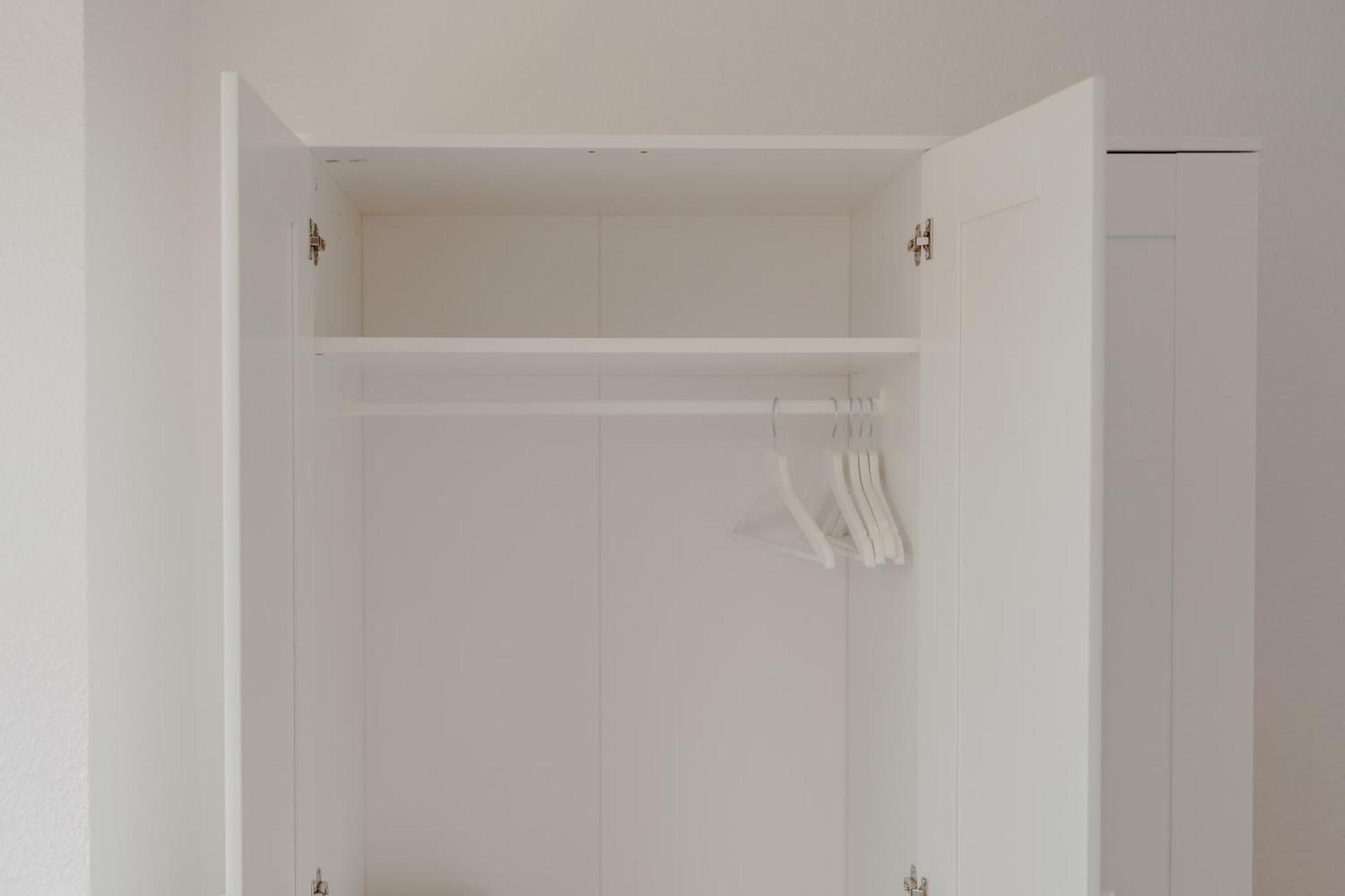 Apartment Mit Kueche, Arbeitsplatz Und Xxl Sofa Neuss Buitenkant foto