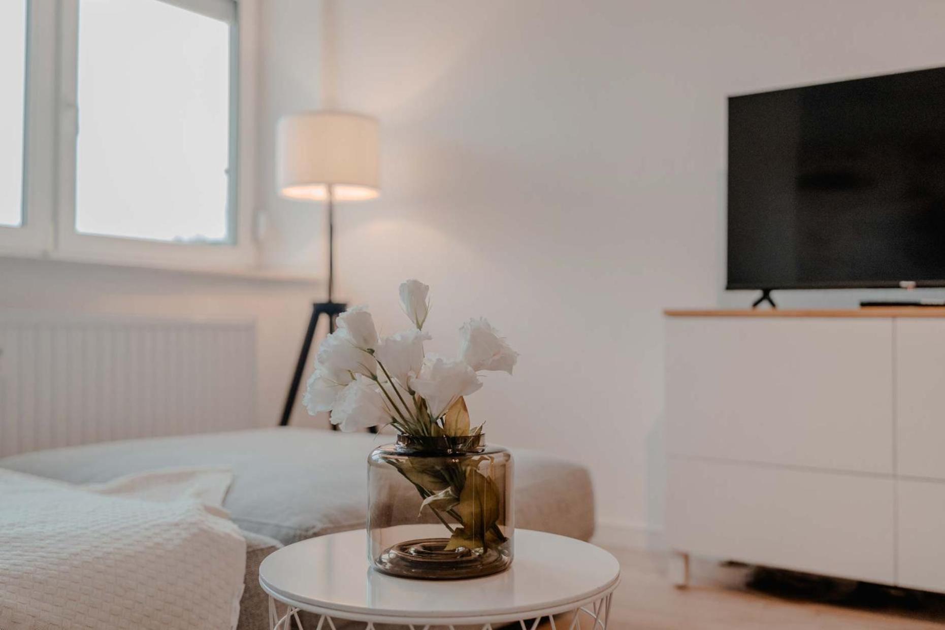 Apartment Mit Kueche, Arbeitsplatz Und Xxl Sofa Neuss Buitenkant foto