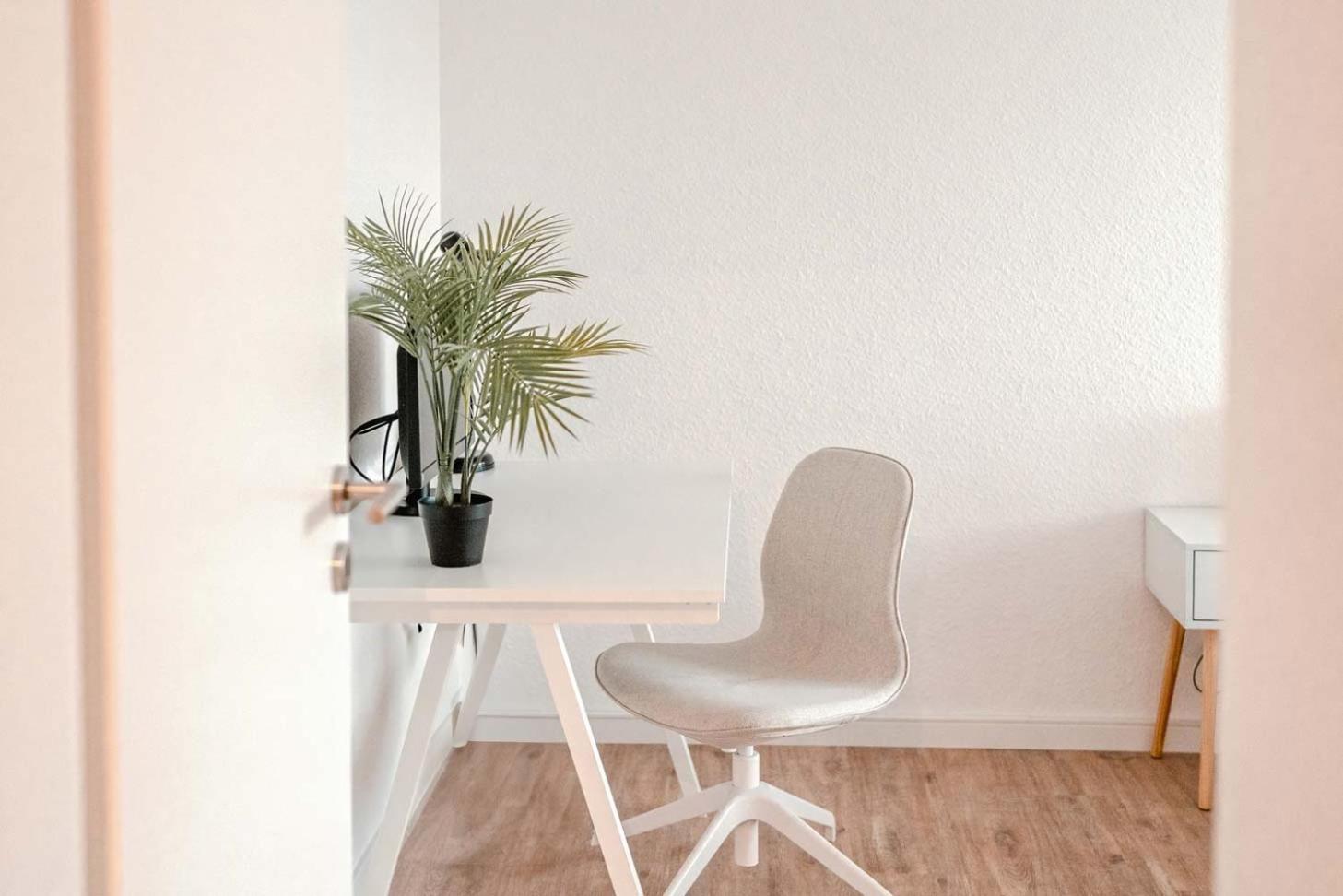 Apartment Mit Kueche, Arbeitsplatz Und Xxl Sofa Neuss Buitenkant foto