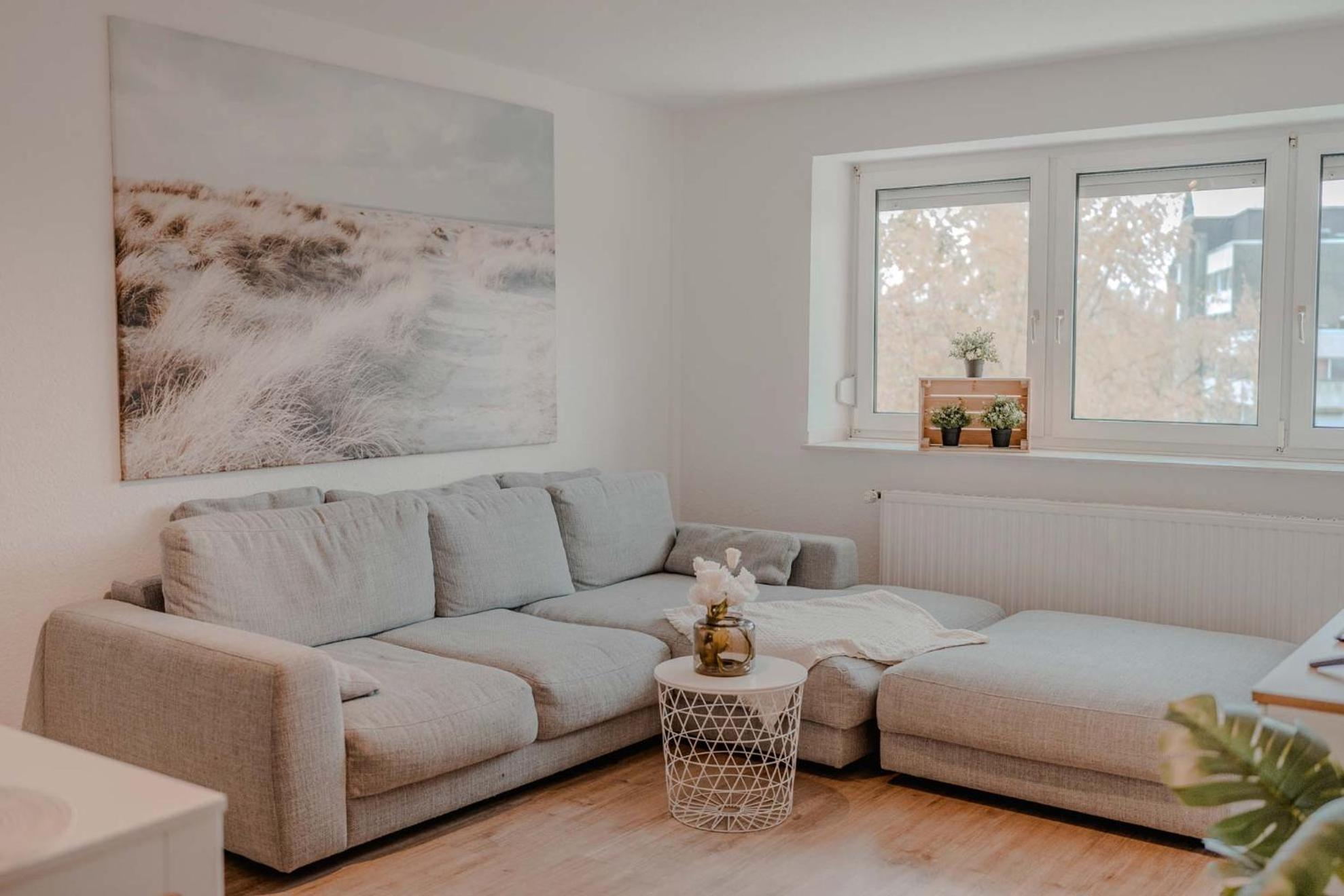Apartment Mit Kueche, Arbeitsplatz Und Xxl Sofa Neuss Buitenkant foto